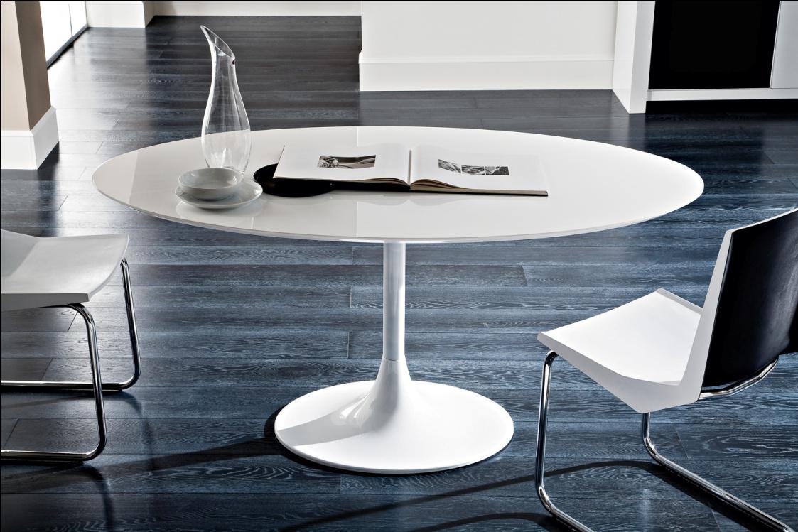 white big roung stone restaurant tables and chairs