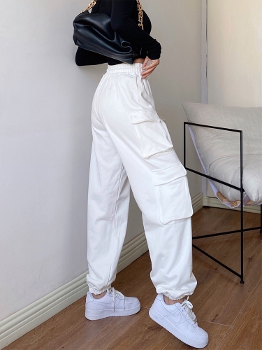 High-waisted sports sweatpants with three-dimensional side pockets