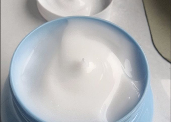 The cream is filled into bottles