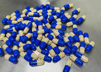 Blue and transparent hard gelatin capsules with granules