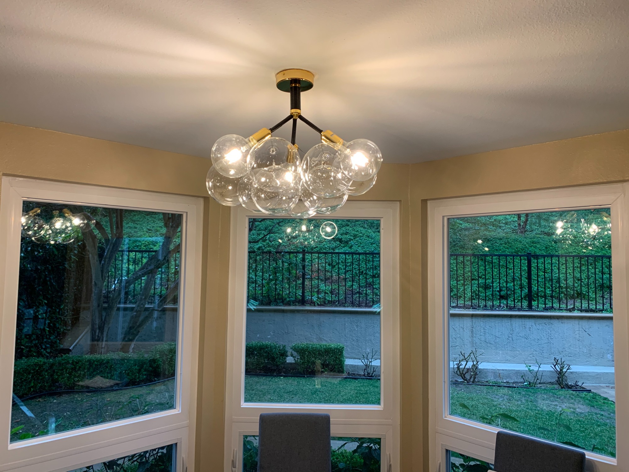 Yii Lighting offers various kinds of modern lighting fixtures to