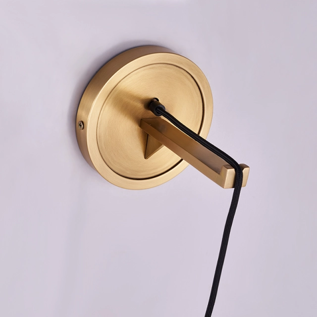 Geometric Glass Shade 1-Light Contemporary Wall Sconce Linear Wall Light in Brushed Brass