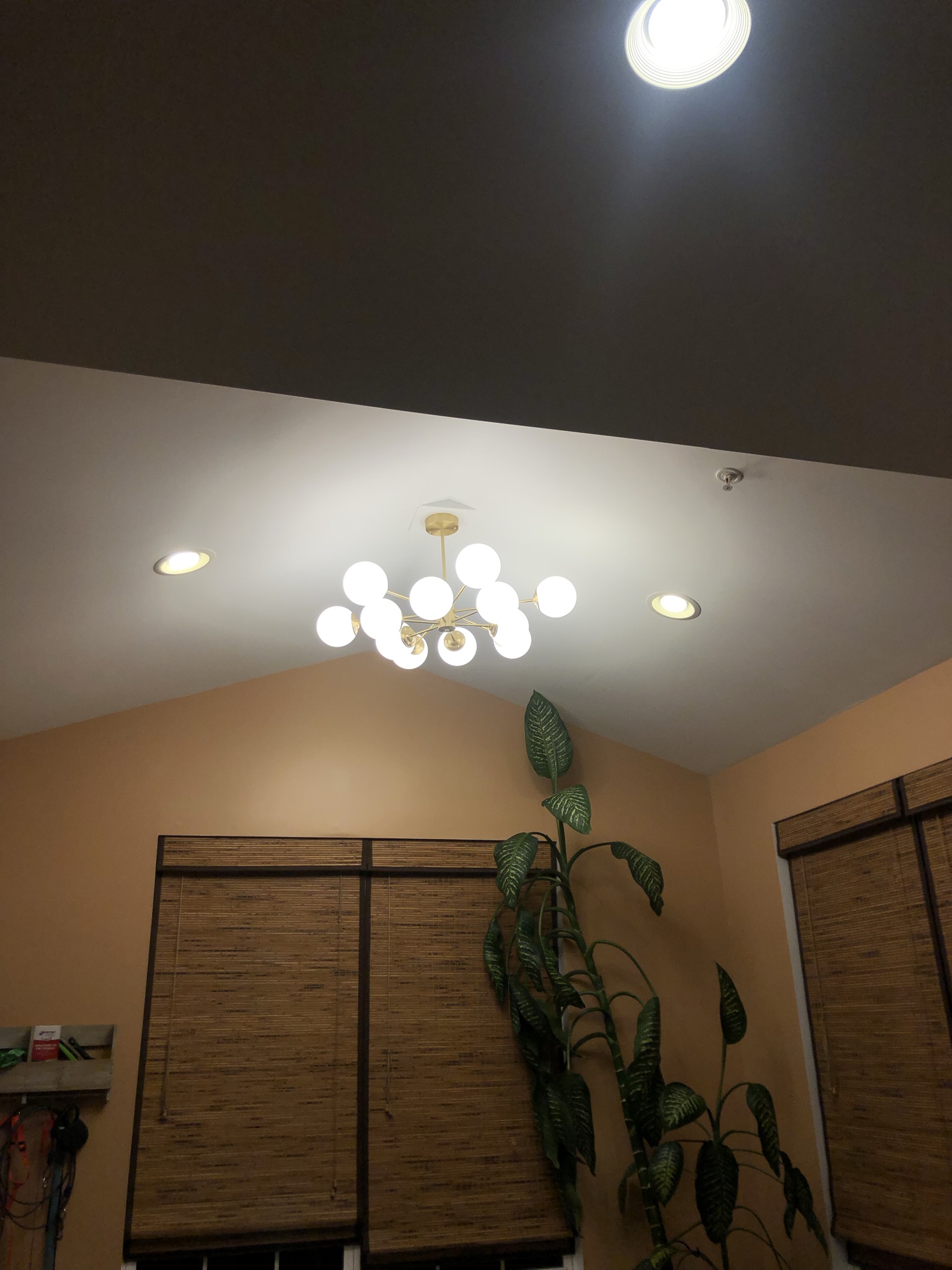 Yii Lighting offers various kinds of modern lighting fixtures to