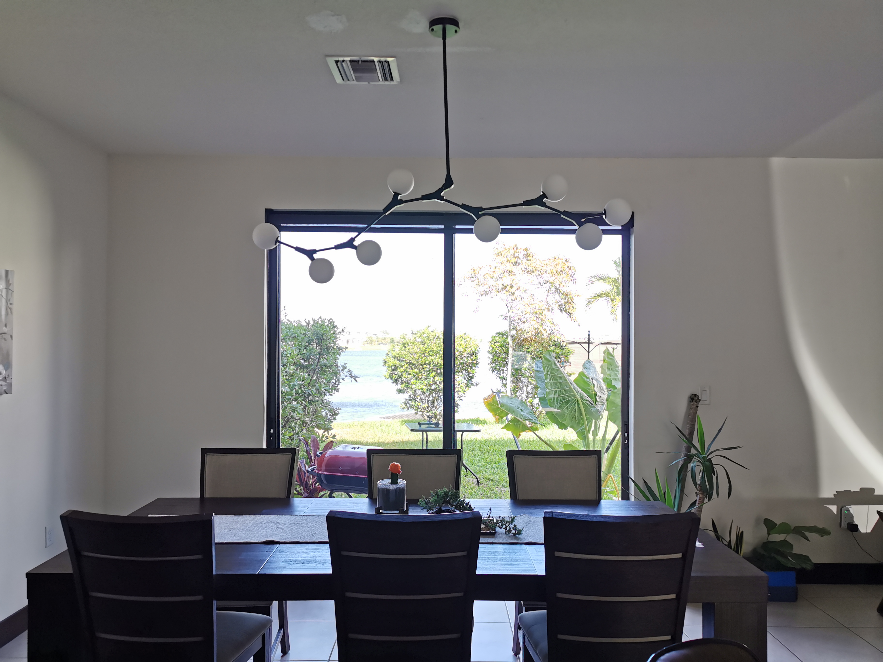 Yii Lighting offers various kinds of modern lighting fixtures to