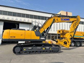 XCMG New 37 ton Big Excavator XE370D With XEB165 Breaking Hammer For Export