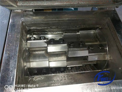 Claw blade of crusher for hard rigid plastic lump waste block extruded die head