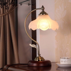 Classic Flower-Finish Decorative Table Lamp
