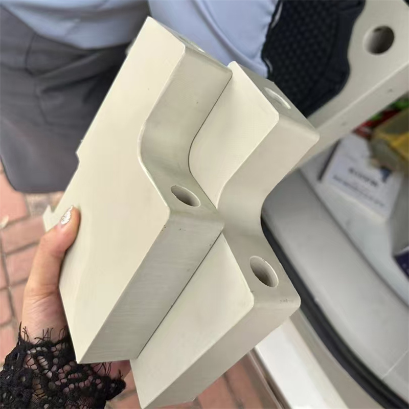 不止填充：硫酸钡在高光增强尼龙中的三重关键机制