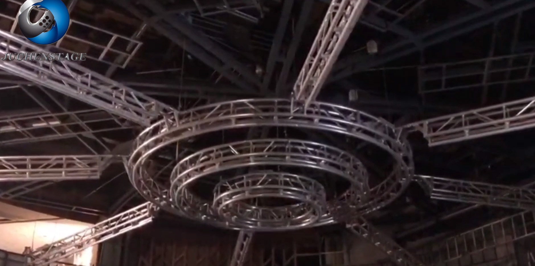 Lifting lighting truss