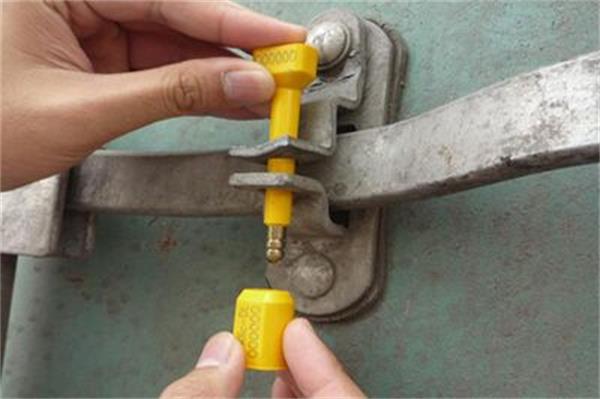 Bolt seal is used at containers