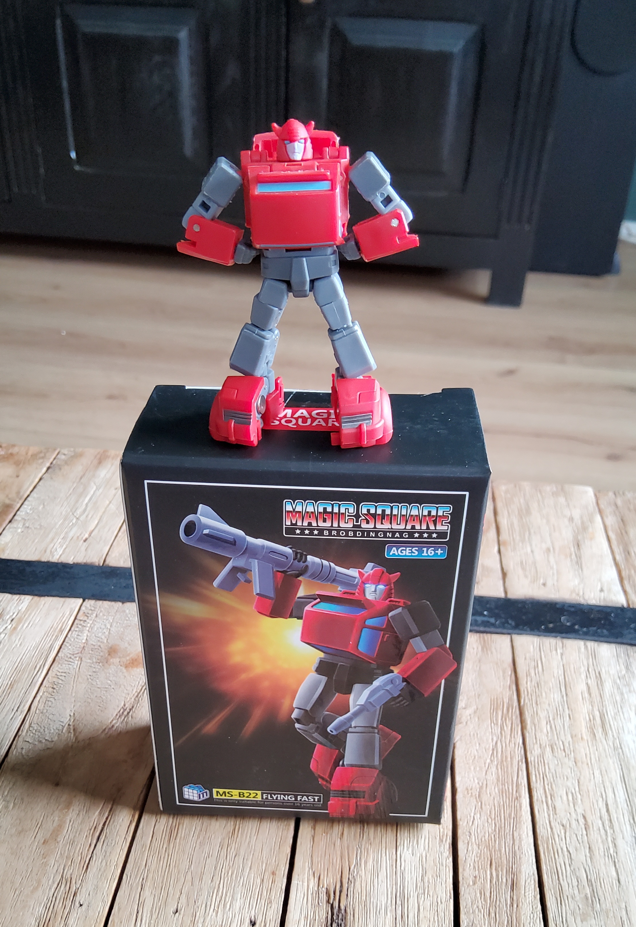 Magic Square Ms-B22 CliffJumper / sold Flying Fast .MISB.