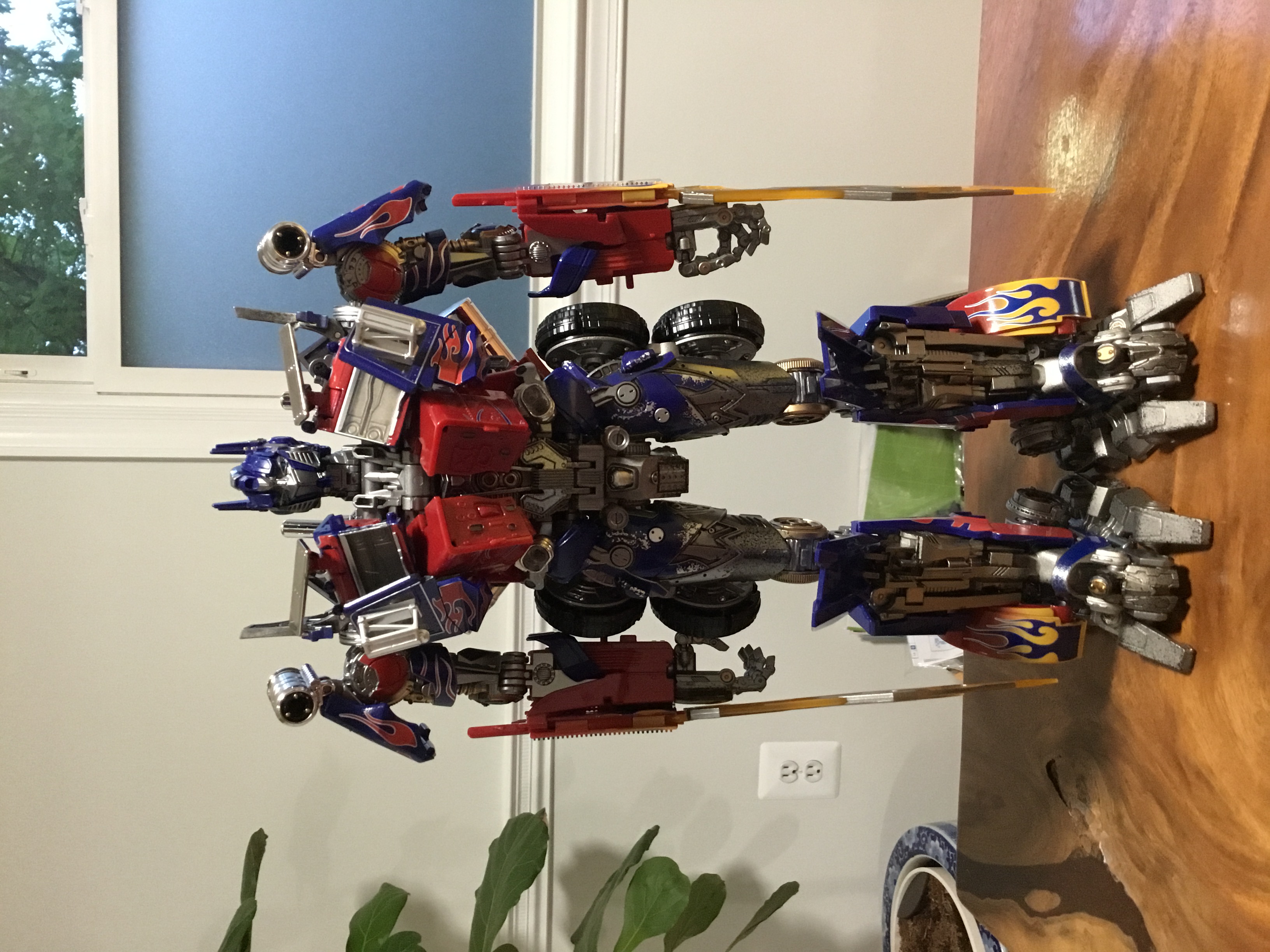 Reviews of WeiJiang MPM04 Black Apple Optimus Prime Oversized