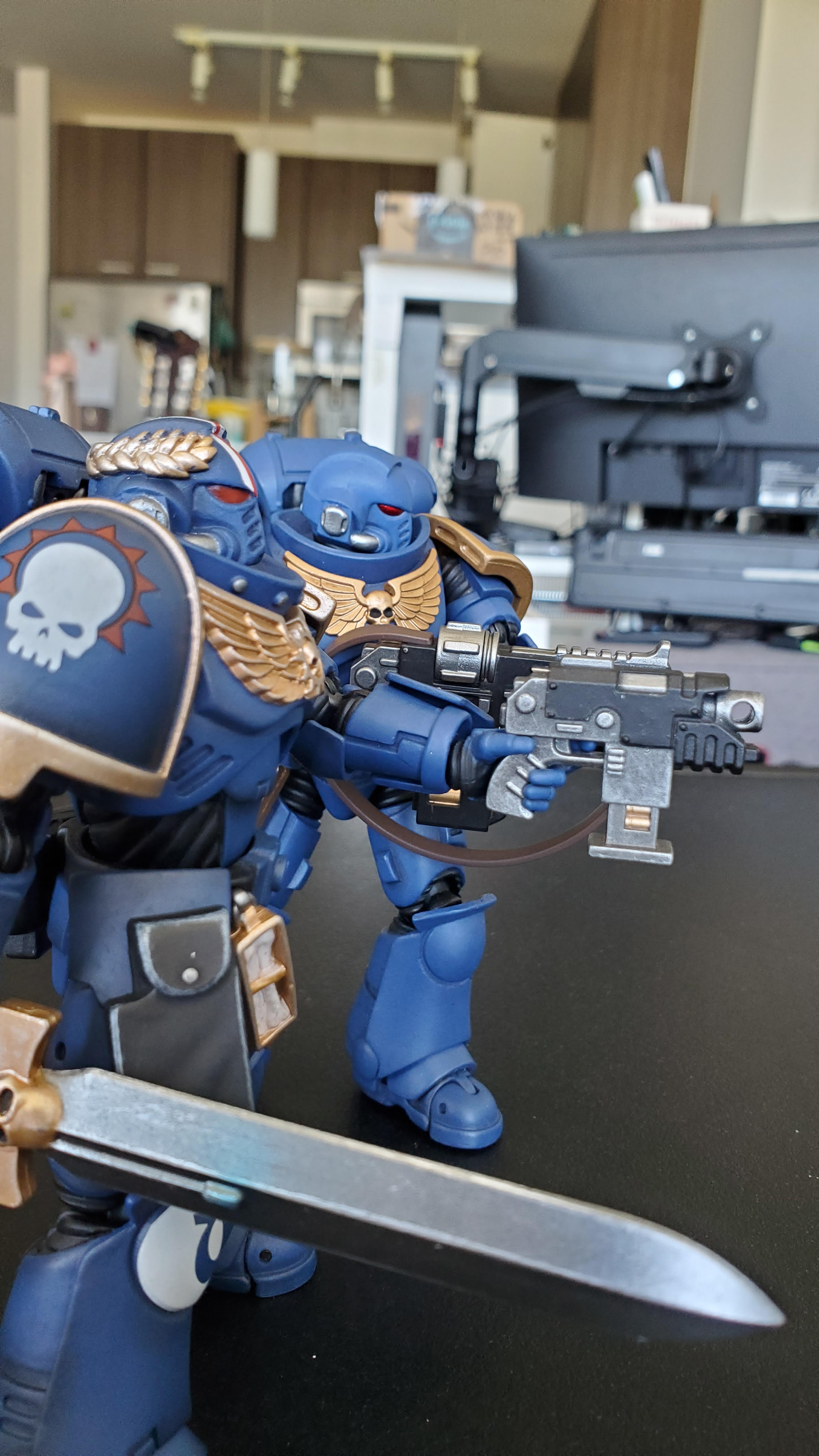 Preordine] JOYTOY Warhammer 40K 1/18 Action Figure Ultramarines Victrix Honour Guard Storm Shield e Power Sword - Modellino Giocattolo