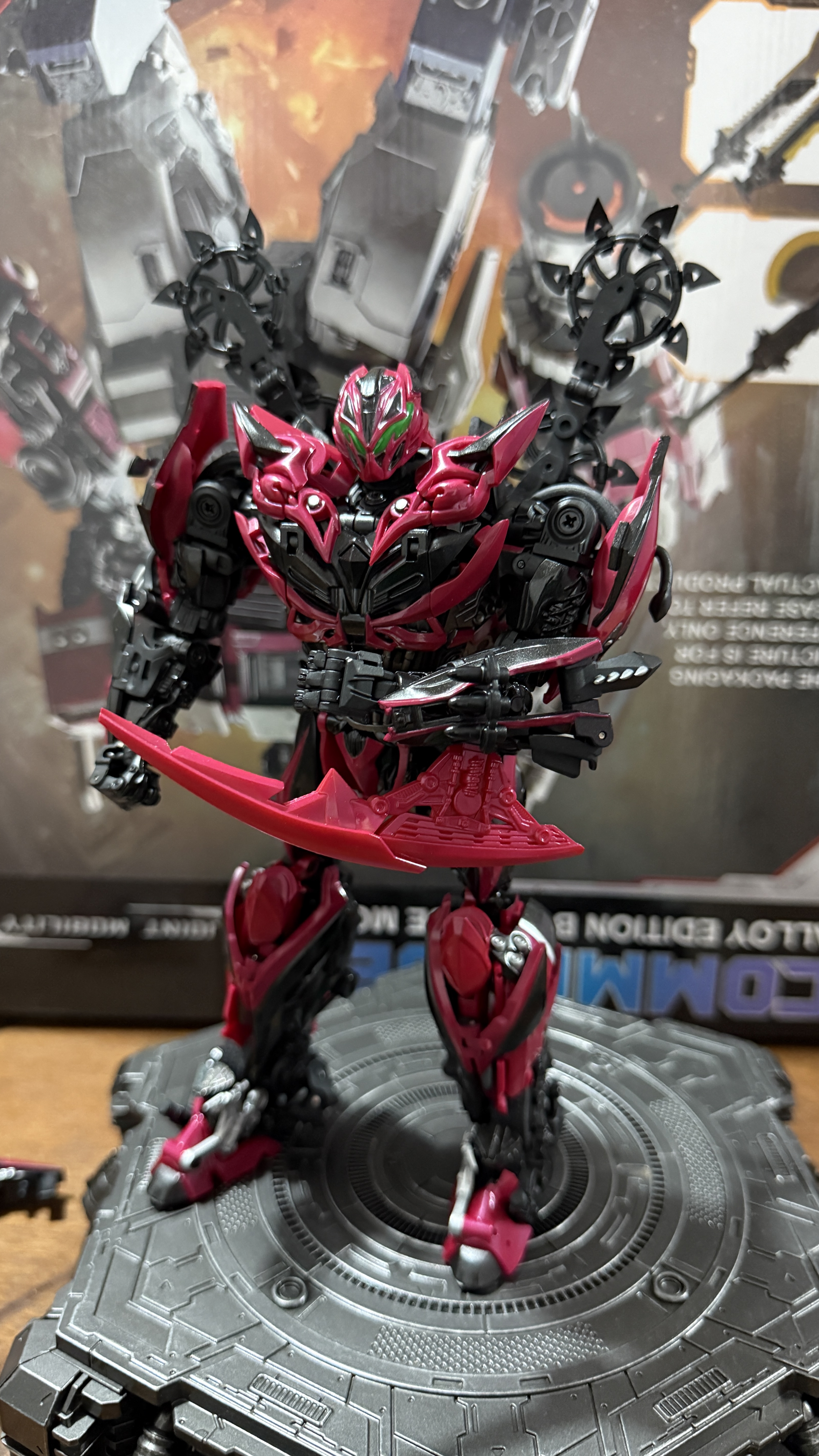 Reviews of Unique Toys R-09 Red Destroyer Stinger
