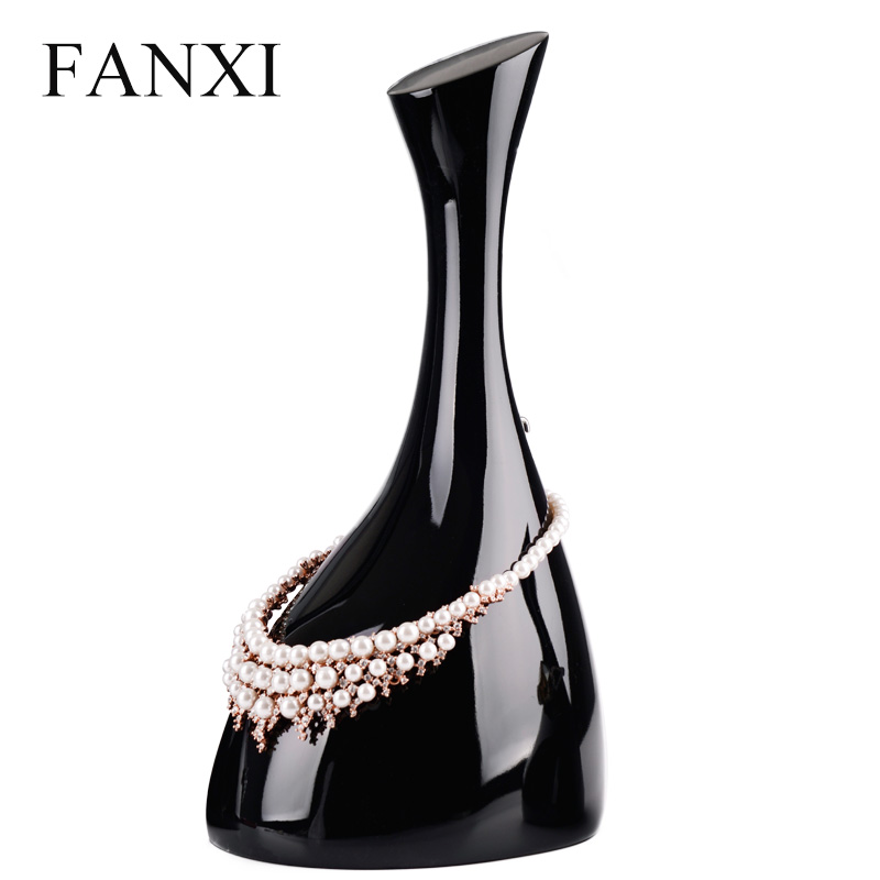 FANXI Custom Black And White Lacquer Jewelry Display Bust With Metal Hook To Fix Necklace Luxury Resin Necklace Organizer