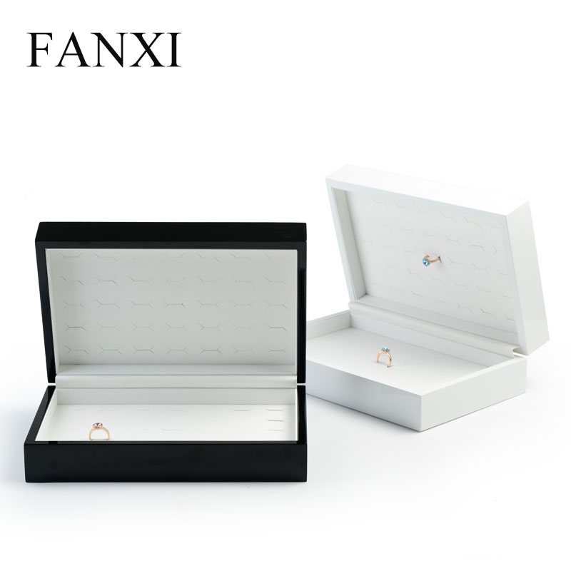 FANXI Black And White Lacquer Jewelry Cases With PU leather Insert For Finger Ring Display And Storage Luxury Wooden Ring Case