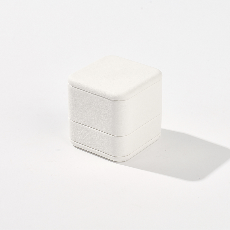 FANXI Custom white leather and velvet ring box