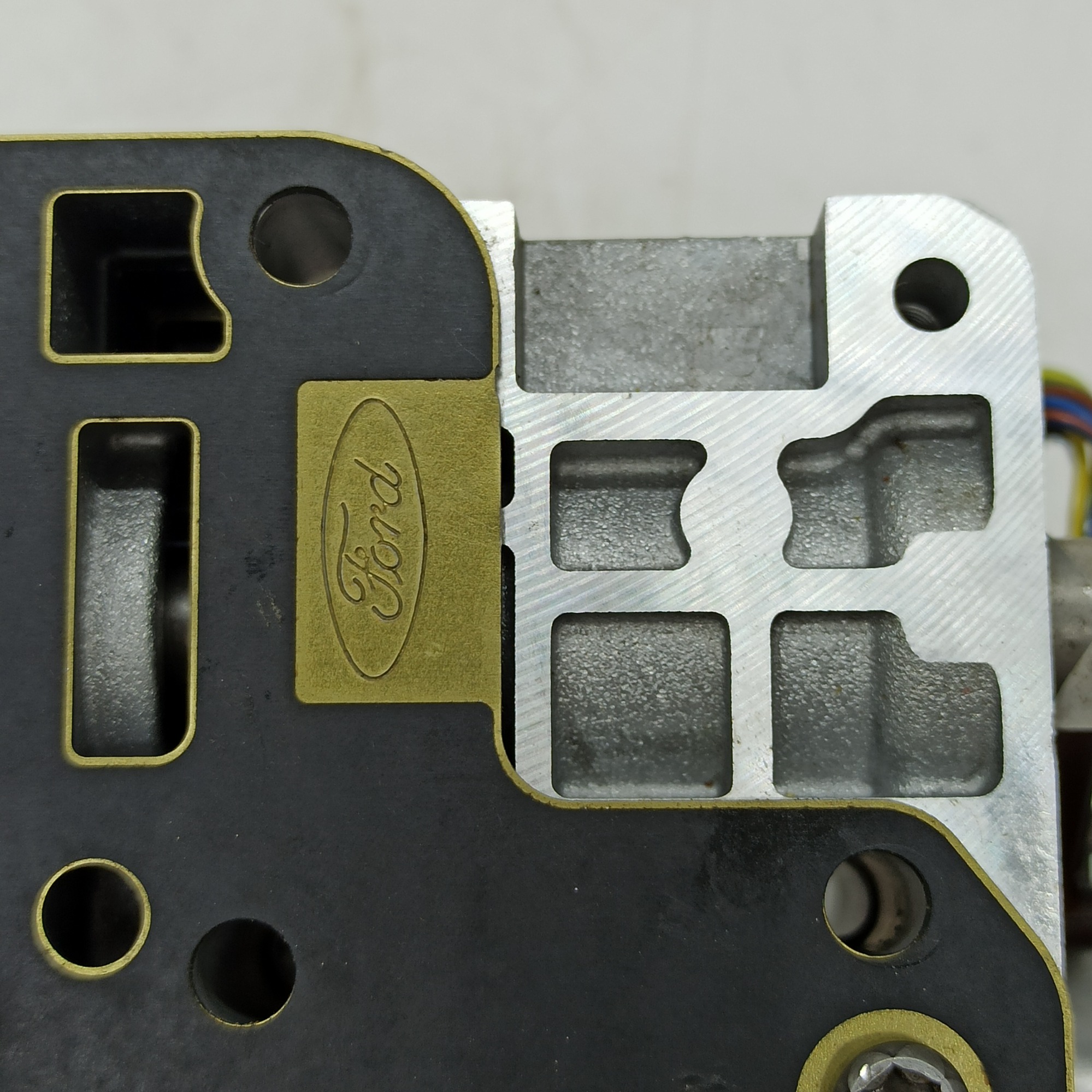 8F24-0002-FN 8F24 Automatic Transmission valve body with pressure sensor, 7 SOLENOID 8-speed for Ford from new trans