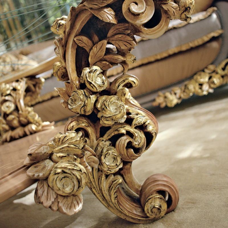 Exquisite Baroque-style carved sofa: adds gorgeous beauty to the living room