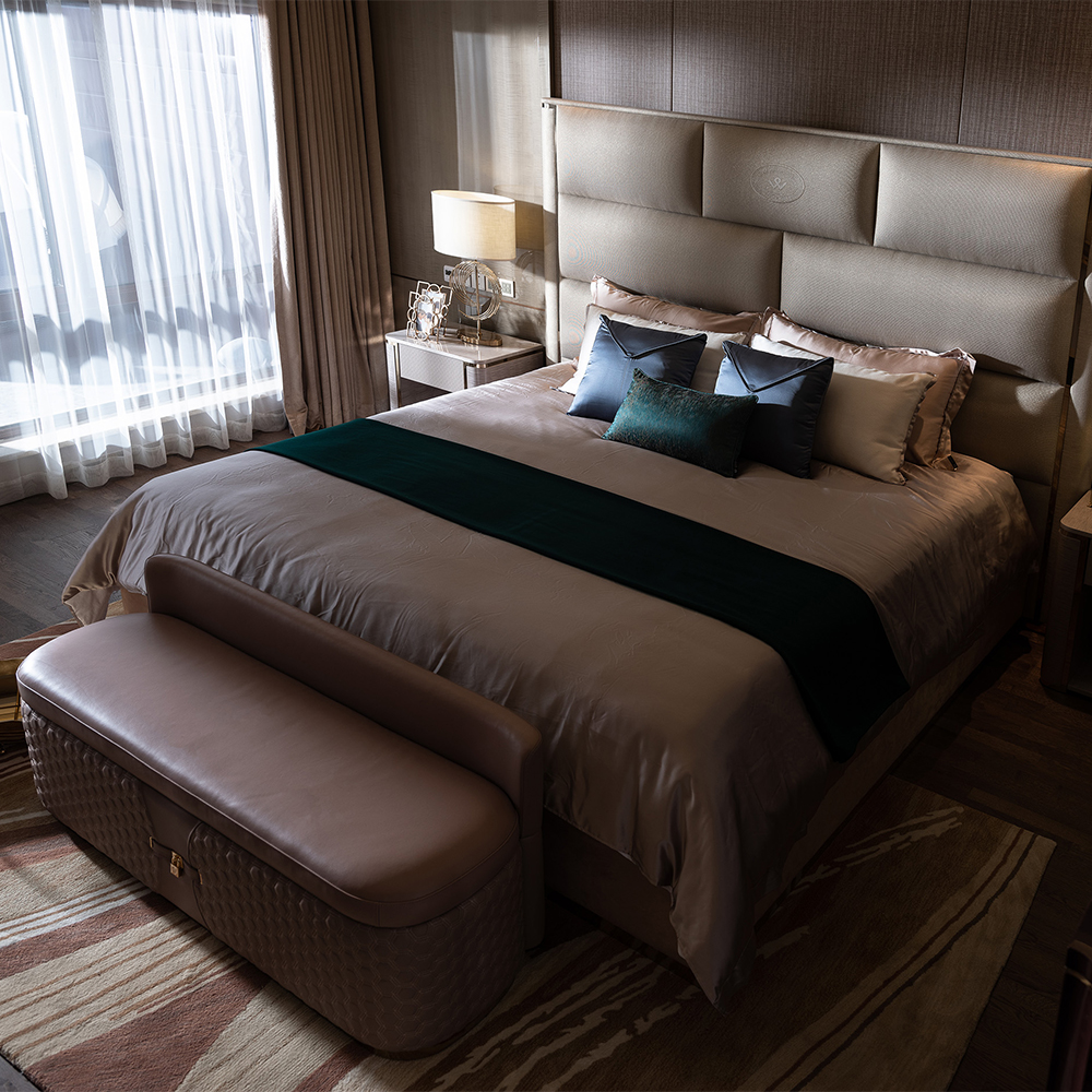 Phòng ngủ bọc da màu hồng Ottoman Giường cuối Ghế băng