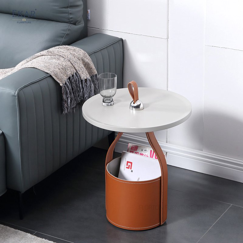 Compact and mobile corner table