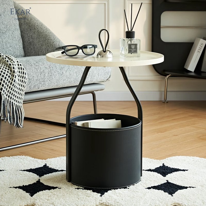 Compact and mobile corner table
