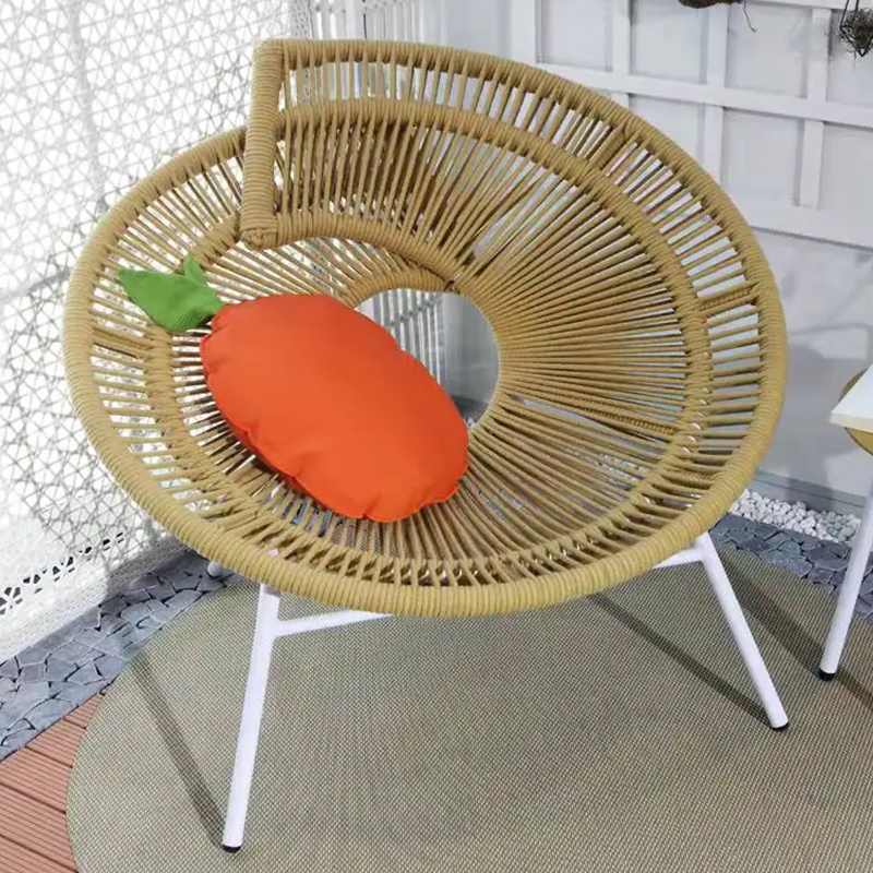 Outdoor Lounge Chairs: Enjoy peaceful leisure time on the patio