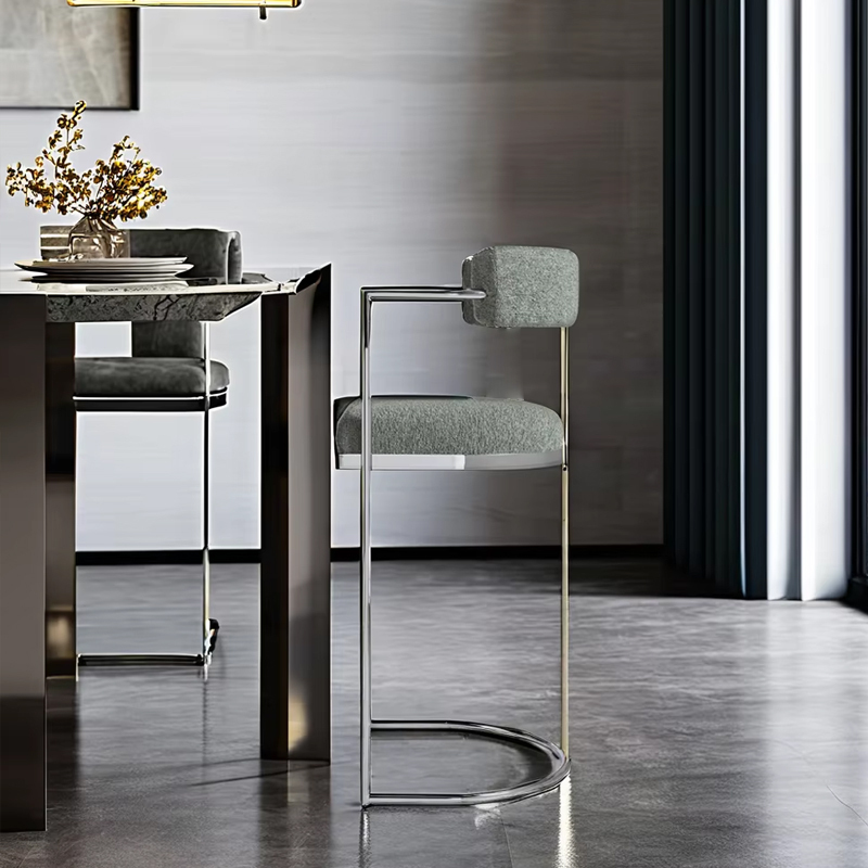 Modern Padded Bar Stool – Comfortable Design with Elegant Armrests and Metal Legs