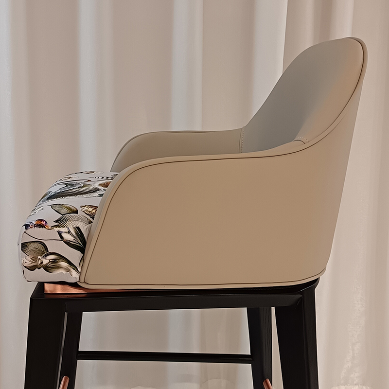 Modern Metal Leg Bar Chair with Cushioned Seat – Functional and Stylish Dining Seating