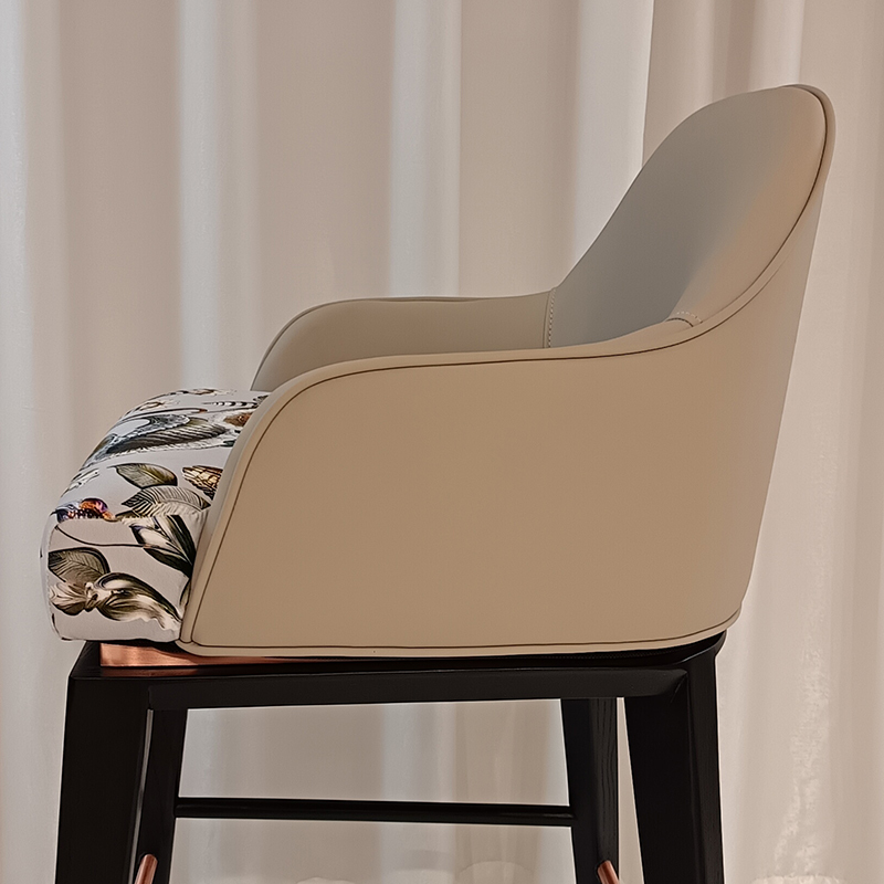 Modern Metal Leg Bar Chair with Cushioned Seat – Functional and Stylish Dining Seating
