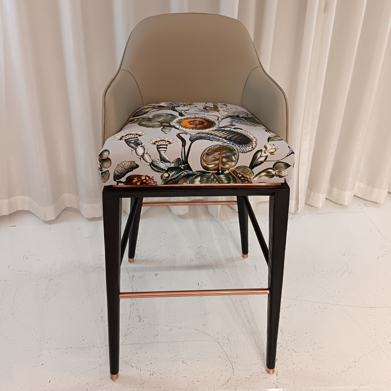 Modern Metal Leg Bar Chair with Cushioned Seat – Functional and Stylish Dining Seating