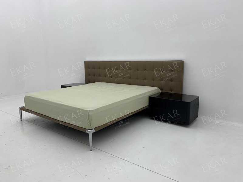 Wall-Mounted Bed Screen for Space-Saving Comfort