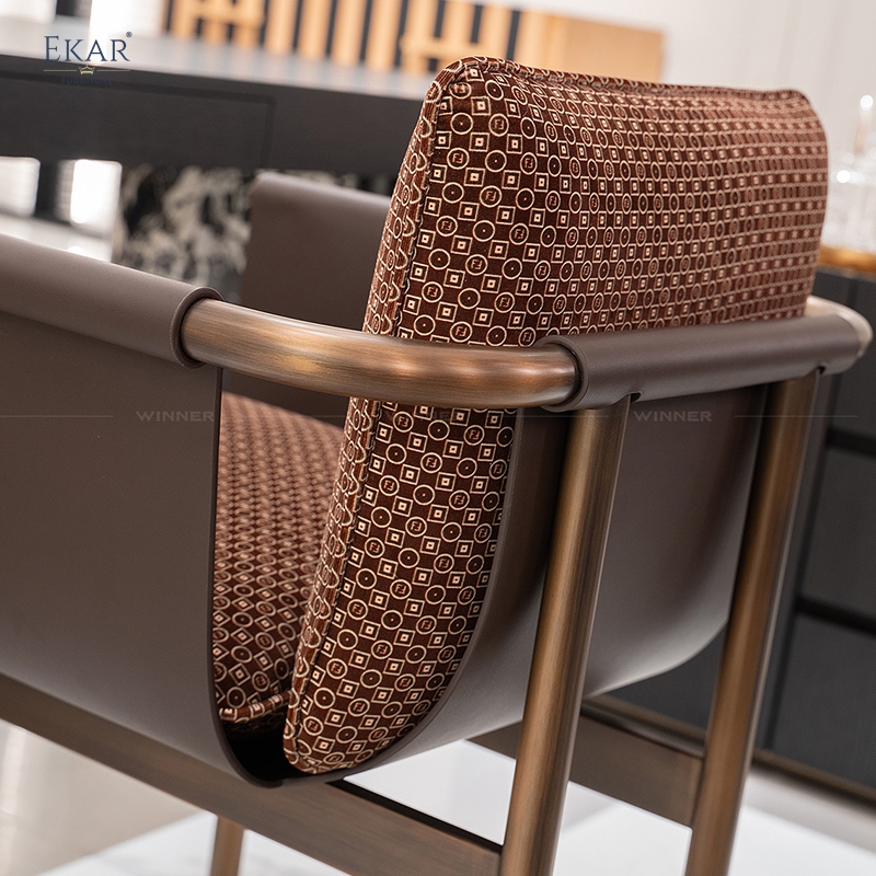 Modern Saddle Leather Dining Chair – Sleek Wooden Legs with Luxe Comfort