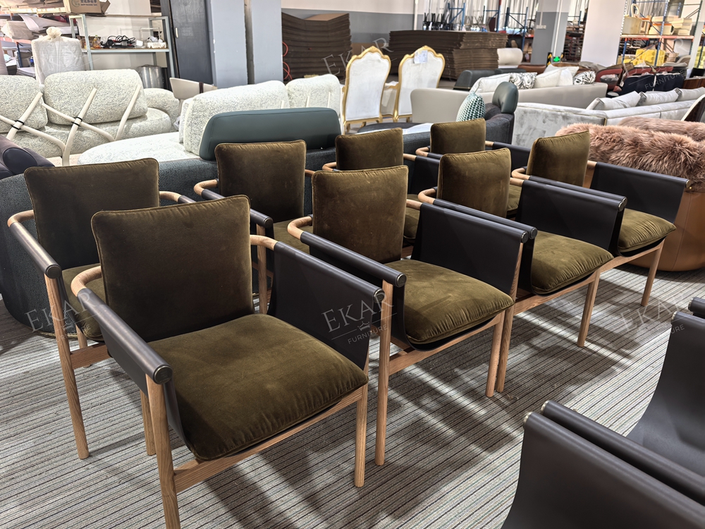 Modern Saddle Leather Dining Chair – Sleek Wooden Legs with Luxe Comfort