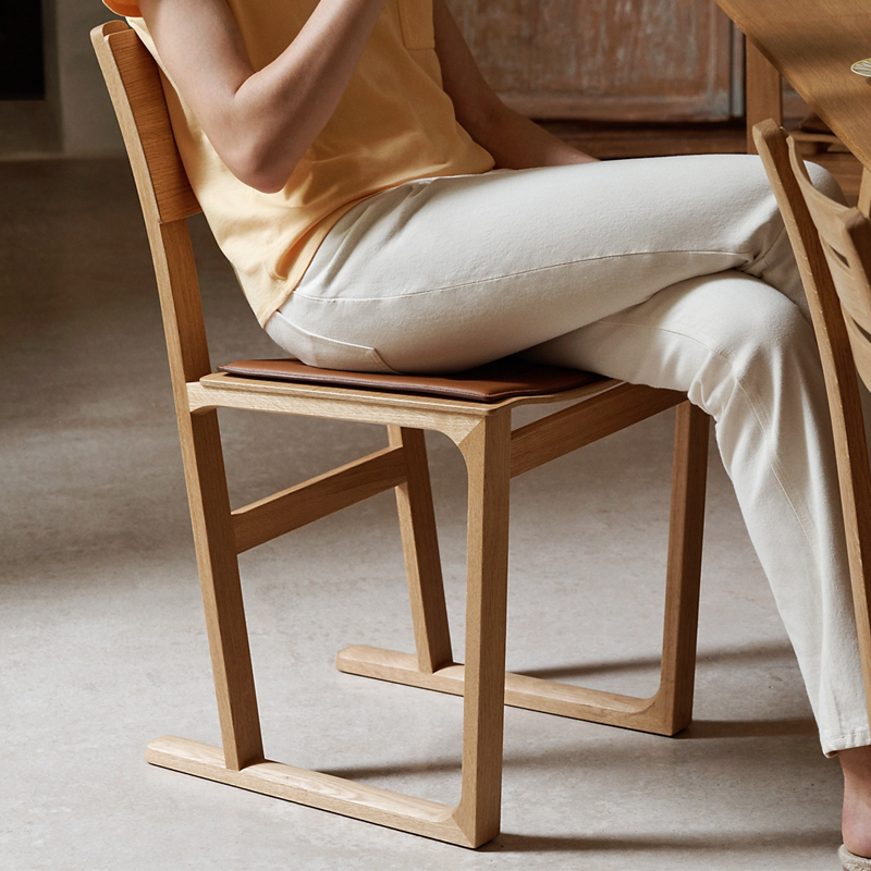EKAR Aspen Solid Oak Dining Chair | Minimalist Saddle Leather Seat & Natural Wood Frame