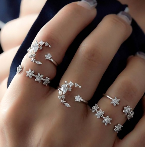 Edary Vintage  Moon and Star Rings Sets Sliver Multi Size Stacking Knuckle Rings Crystal Mid Ring for Women and Girls(5PCS)