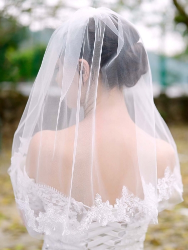 Unicra Wedding Veil White Short Lace Bridal Veils 1 Tier Shoulder Length Veil with Comb for Brides