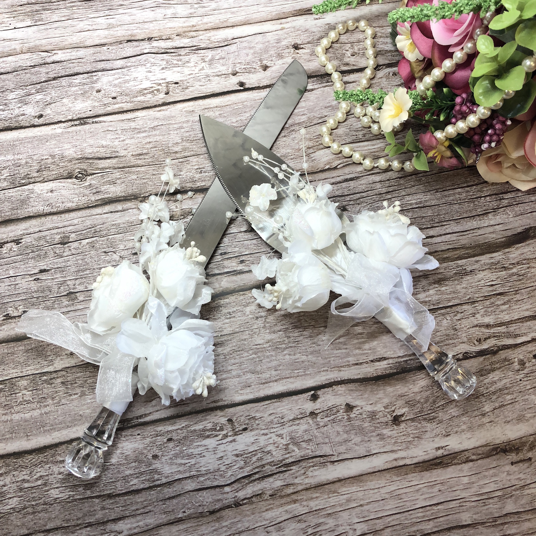 Wedding Cake Knife and Server Set With Beaded White Flower Décor