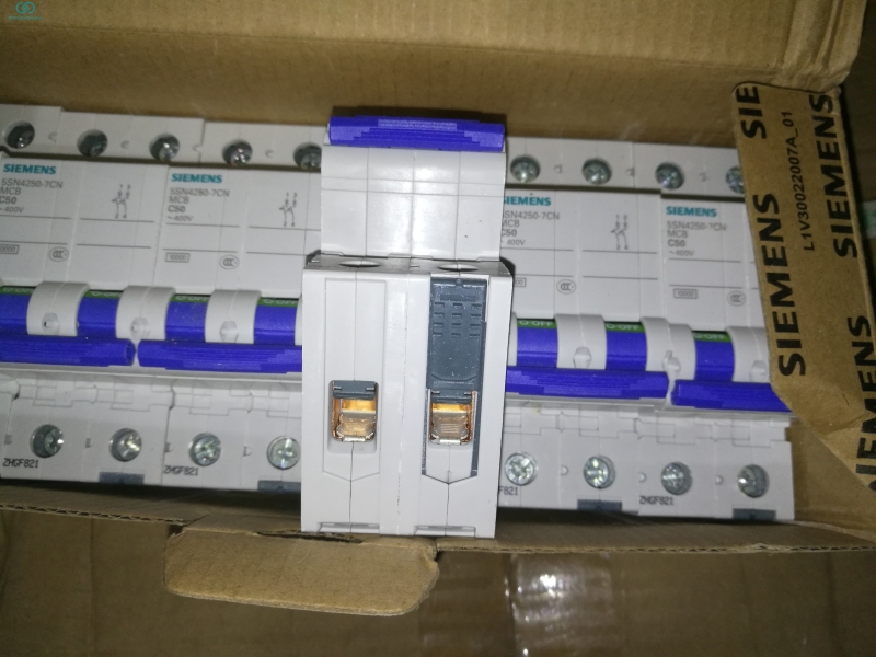 SIEMENS 2P CIRCUIT BREAKER 5SN4250一7CN，50A