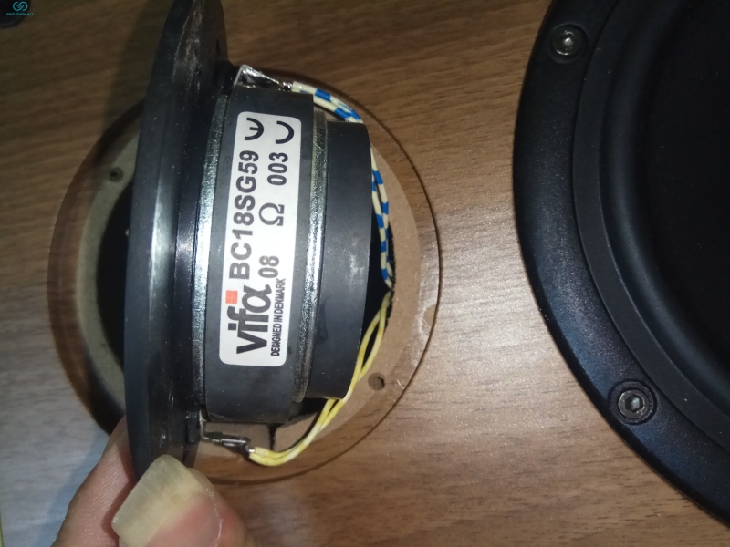 TWO DEIVIDED-FREQUENCY SOUND BOX 21cmx29.6x36.8