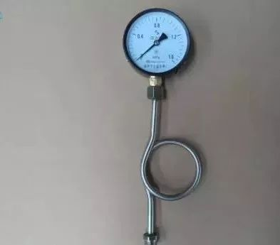 Why is a circle bent between the pressure gauge and the pipe connection?