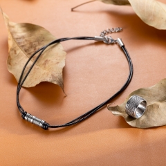 Collier REPTILE en cuir noir (réglable) avec une partie centrale en motif reptile. acier inoxydable