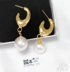 Pendant earrings gold pearl