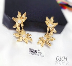 Gold earrings flower pearl model