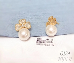 Gold earrings clover pearl model