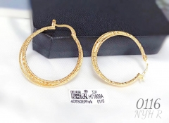 Gold earrings, versatile and fashionable