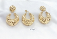 Earrings and pendant set gold