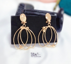 Simple and classic earrings