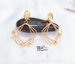 Simple and classic earrings