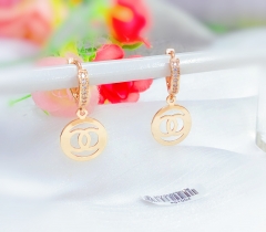 Classic style gold earrings